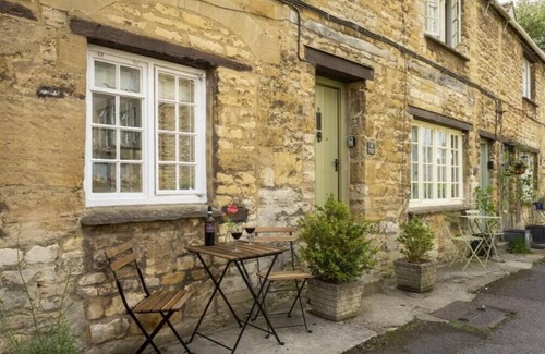 Burford House | Beautiful Historic High Street Cottage in Burford
