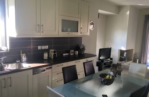 Saronida Apartment | Beautiful holiday home only 100m from the sea!