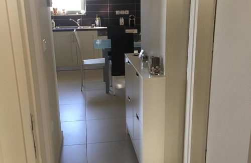 Saronida Apartment | Beautiful holiday home only 100m from the sea!