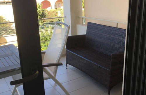 Saronida Apartment | Beautiful holiday home only 100m from the sea!