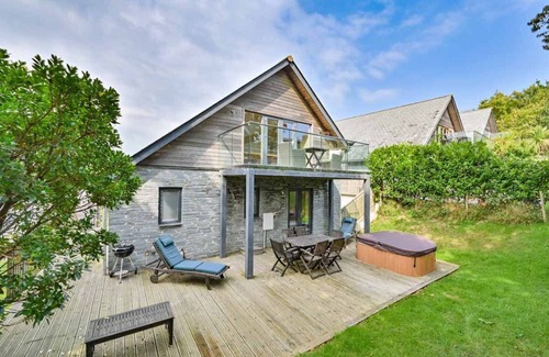 Talland House | Beautiful holiday home with hot tub, just a walk away from Talland beach.