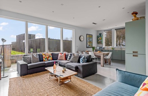 Talland House | Beautiful holiday home with hot tub, just a walk away from Talland beach.