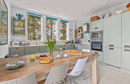 Talland House | Beautiful holiday home with hot tub, just a walk away from Talland beach.