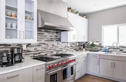Hollywood Hills Villa | Beautiful Hollywood Hills Villa - Heated Pool, BBQ, Hollywood Sign Views