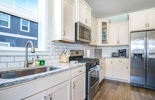 Miami Park House | Beautiful home close to beach with deck, patio, firepit, WiFi, & gas fireplace