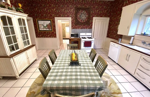 Farmington House | Beautiful Home Close to Lagoon King Bed Fast Wi-Fi