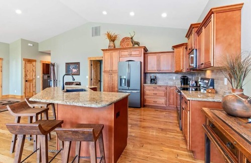 Estes Park House | Beautiful Home - Hot Tub & Mountain Views