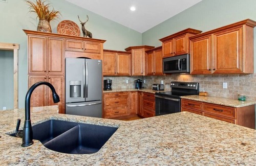 Estes Park House | Beautiful Home - Hot Tub & Mountain Views