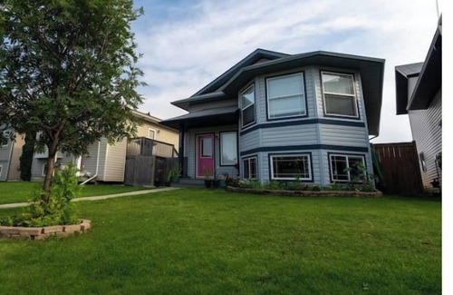 Grande Prairie House | Beautiful home in quiet neighbourhood, sleeps 10!