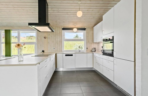 Lyngsbæk Strand House | Beautiful home in Ebeltoft with WiFi