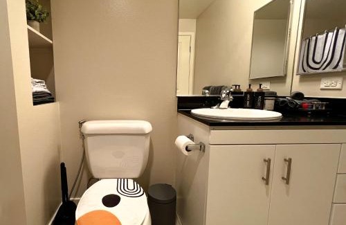 Mid-Wilshire Apartment | Beautiful Home in LA - Parking 10 Min To Cedars