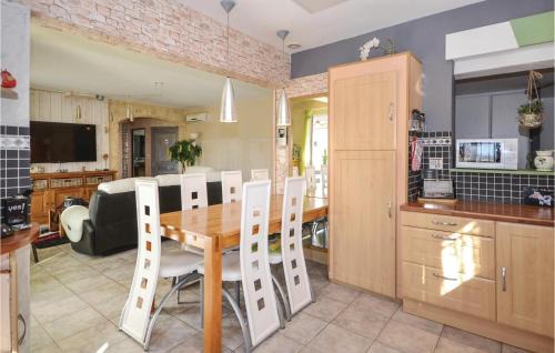 Maubec House | Beautiful Home In Maubec