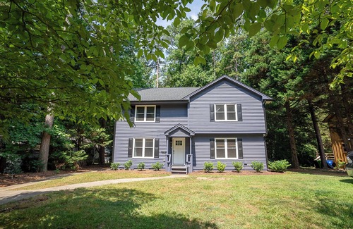 North Raleigh House | Beautiful Home in North Raleigh- Dog Friendly- Discounts for extended stay!