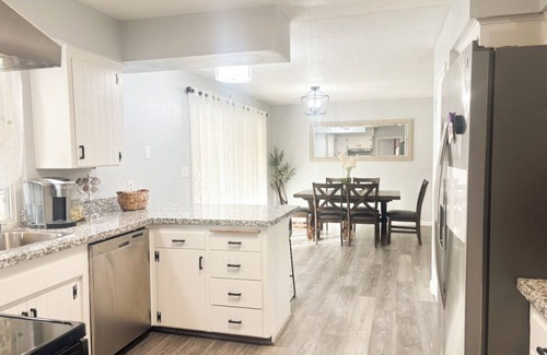 Fresno House | Beautiful Home in quiet neighborhood with a pool and close to stores & highways.