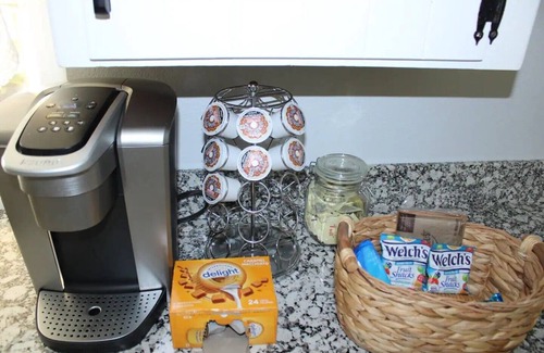 Fresno House | Beautiful Home in quiet neighborhood with a pool and close to stores & highways.