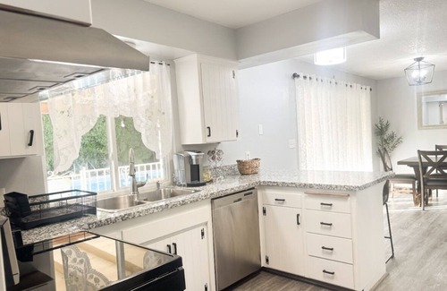 Fresno House | Beautiful Home in quiet neighborhood with a pool and close to stores & highways.