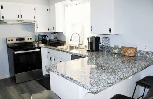 Fresno House | Beautiful Home in quiet neighborhood with a pool and close to stores & highways.