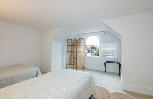 Cambridge House | Beautiful Home in the Historic District w/pool