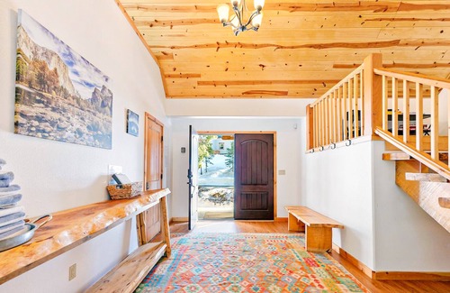 Yosemite National Park House | Beautiful home in the woods with EV charger, deck & Ping-Pong