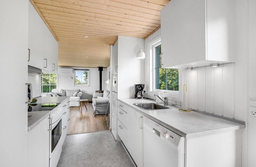 Vinderup House | Beautiful home in Vinderup with kitchen