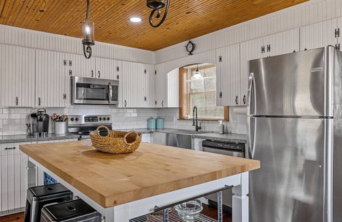 Waterloo House | Beautiful home located on Lake Greenwood