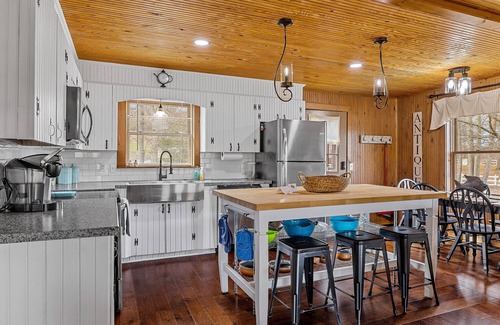 Waterloo House | Beautiful home located on Lake Greenwood