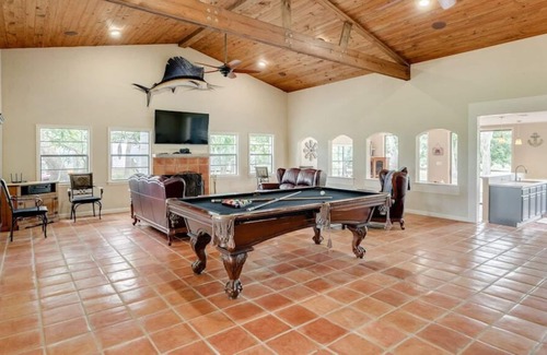 Cedar Lane House | Beautiful Home on Caney Creek w/ Fishing Pier