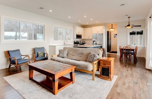 Lindstrom House | Beautiful home on North Center Lake