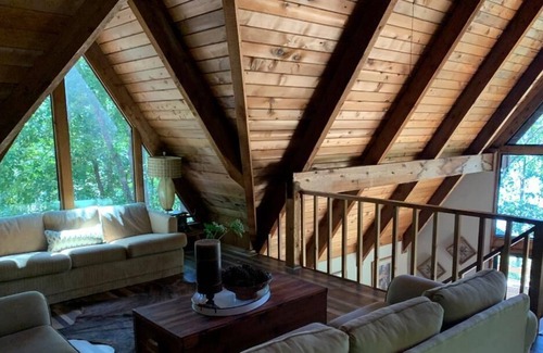 Edgemont House | Beautiful Home on the Lake