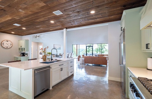 Bull Shoals House | Beautiful Home Overlooking the White River - Hot Tub - Fire Pit - Game Room