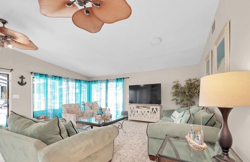 Palma Sola House | Beautiful home- Private getaway-Heated Pool/HotTub Close to IMG