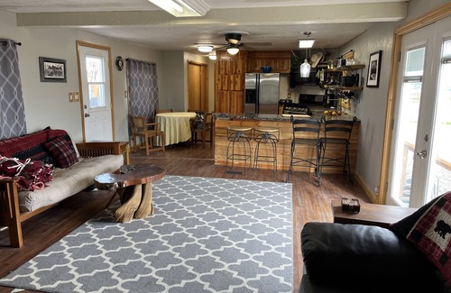 Roberts Cabin | Beautiful home steps from the lake, Mountain View’s