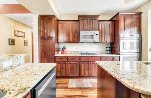 Lead House | Beautiful home w/private hot tub, poker table, pool table, WiFi, sauna, firepit