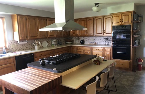 Lansing House | Beautiful Home with 9 Bedrooms, 7 bathrooms, 2 Cabins, 18 Hole Disc Golf Course