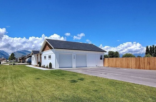 Corvallis House | Beautiful home with a hot tub that welcomes pets.