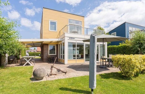 Oude-Tonge House | Beautiful home with roof terrace and a view of the water.