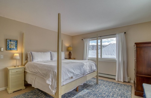 Carbondale House | Beautiful home with backyard and porch - near all area outdoor activities