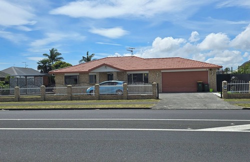 Auckland House | Beautiful homestay neat and tidy room with attached bathroom. Fountains view