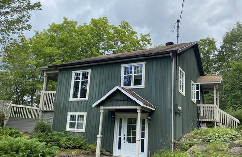 Austin Ski Chalet | Beautiful homy cottage, 10 steps away from the lake!
