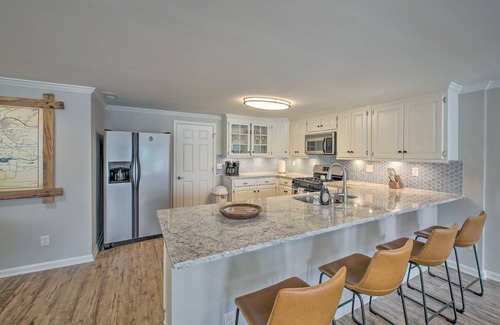 Piney House | Beautiful Hot Springs lake house on Lake Hamilton steps away from the lake!
