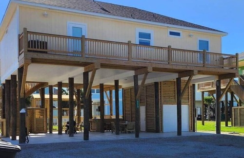 Crystal Beach House | Beautiful house, Sleeps 14! Pet&kid friendly!