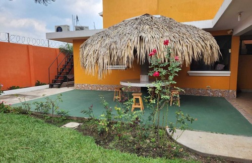 Zona 21 House | Beautiful house 20 minutes from the airport and 5 minutes from Mundo Petapa Park