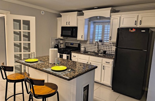 Bonanza House | Beautiful house 3 bedroom and 2 1/2 baths , contemporary style, great location
