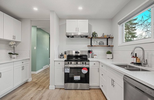 Kelvin Grove House | Beautiful House 3BDR>Chinook Mall 2 mins>Downtown 10 mins/Backyard>Firepit>PS5