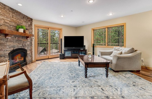 Lower Kingsbury House | Beautiful house by the mountains, beach & skiing with private hot tub, sleeps 10