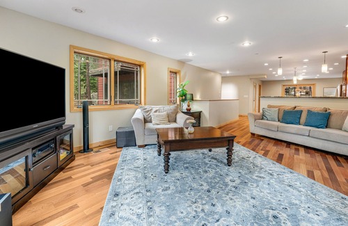 Lower Kingsbury House | Beautiful house by the mountains, beach & skiing with private hot tub, sleeps 10