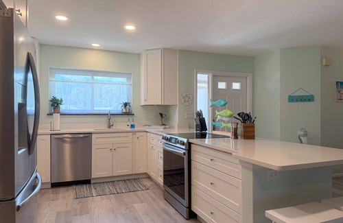 North Port House | Beautiful House on a Canal with Private Heated Pool, Pool Table, and Ping Pong