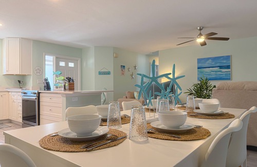 North Port House | Beautiful House on a Canal with Private Heated Pool, Pool Table, and Ping Pong
