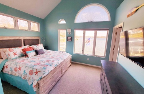 Brooklyn House | Beautiful house + pontoon boat/jet ski =all inclusive Vineyard Lake experience!