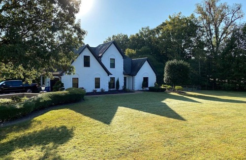 Olive Branch House | Beautiful House with Pool by Snowden Grove